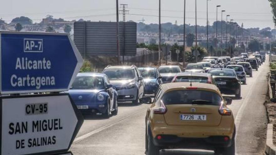 Atasco en la CV-95 en dirección a Torrevieja durante el pasado mes de julio.