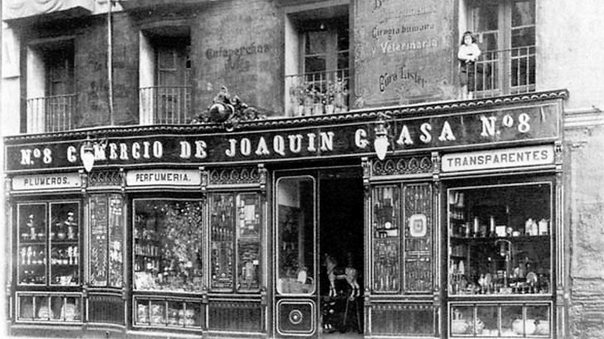 Bazar La Bola Dorada de Joaquín Grasa en el número 8 de la plaza de San Felipe, confluencia con la calle de la Montera.