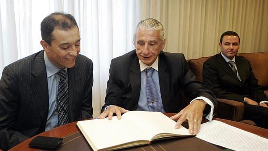 El ministro marroquí Ahmed Reda Chami firma el Libro de Honor de la CEP, acompañado de Fernández Alvariño