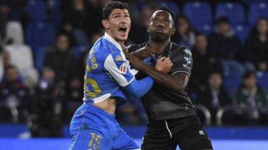 Miguel Loureiro pugna con un jugador del Castellón.