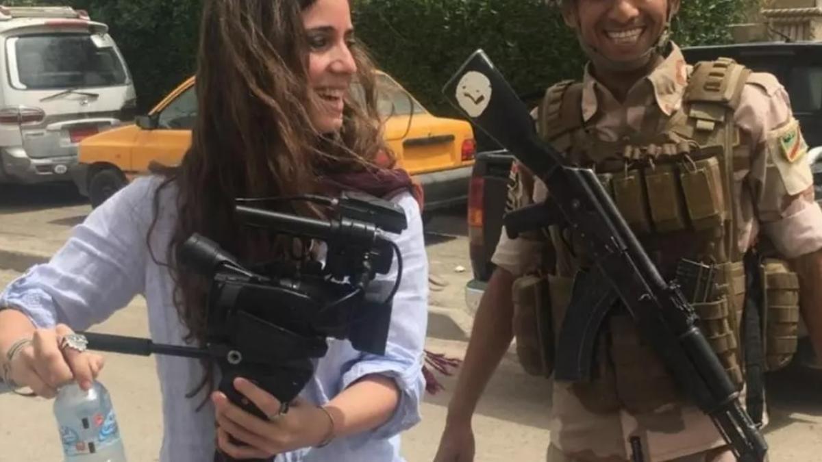 Nuria Tesón, en una de sus coberturas informativas en Bagdad.