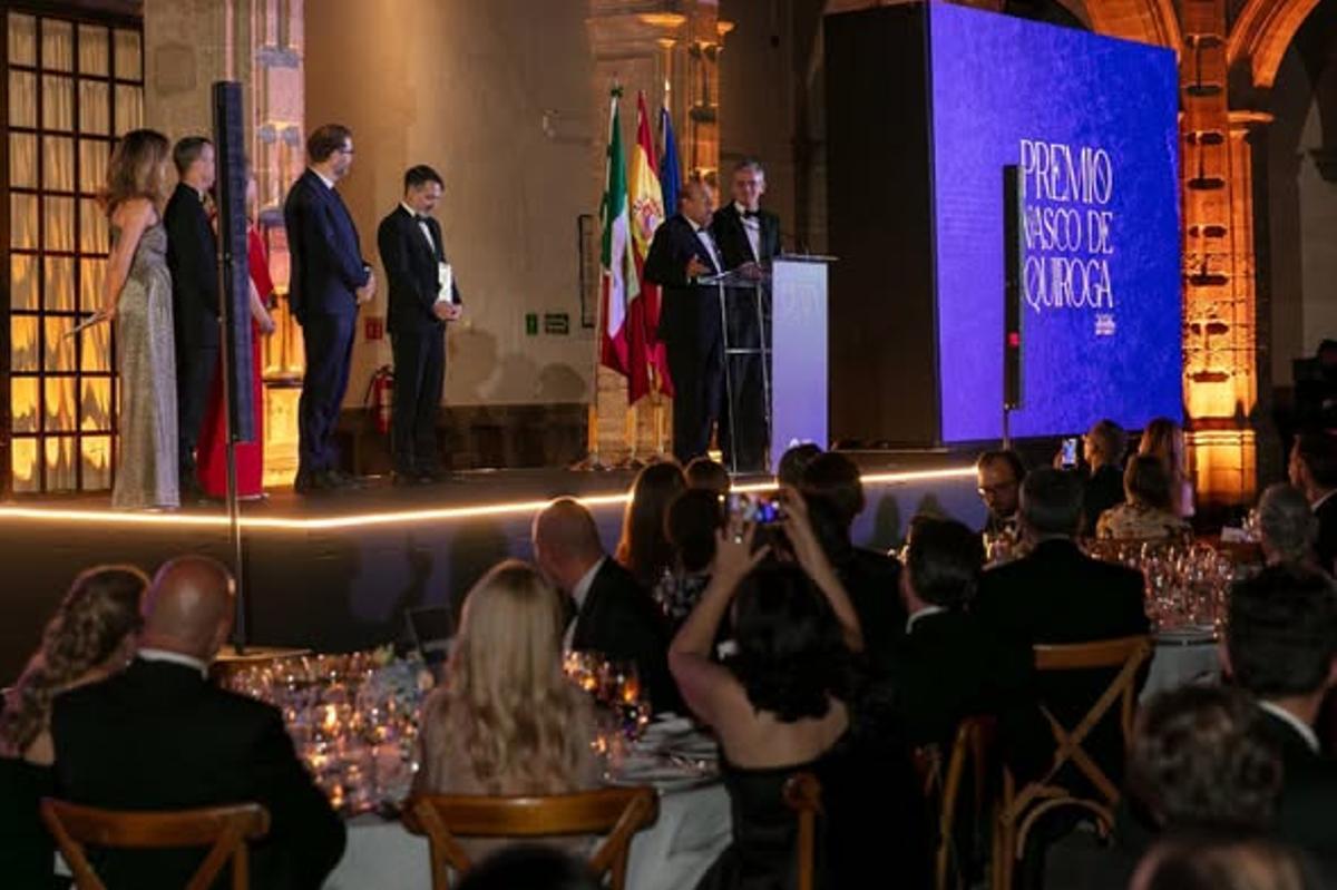 Público asistente aplaude a Antonio Suárez durante su intervención en la gala de la Cámara Española de Comercio de México.