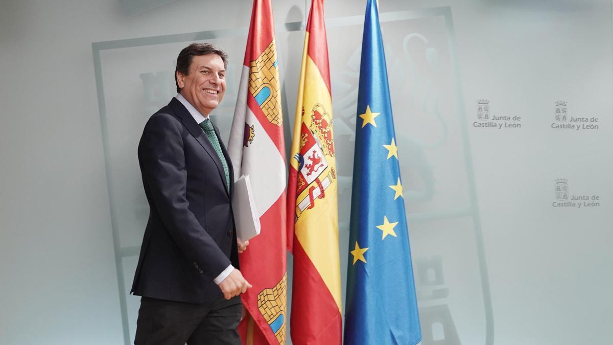 El portavoz de la Junta y consejero de Economía y Hacienda, Carlos Fernández Carriedo, comparece en rueda de prensa posterior a la reunión del Consejo de Gobierno