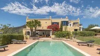 Se vende una villa del siglo XVIII con una campana de capilla original en Ibiza
