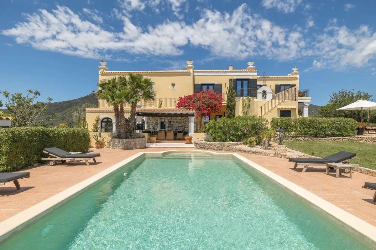 Una villa del siglo XVIII con una campana de capilla original sale a la venta en Ibiza
