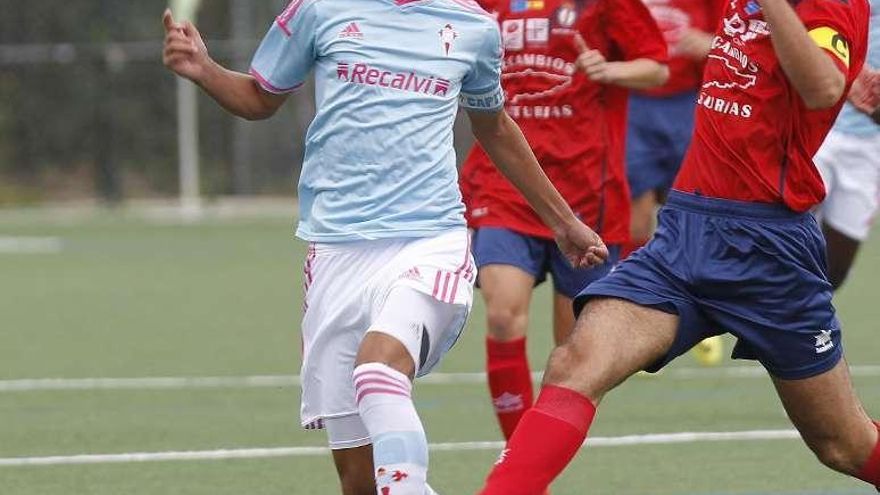 Un jugador del Celta trata de jugar el balón. // Ricardo Grobas