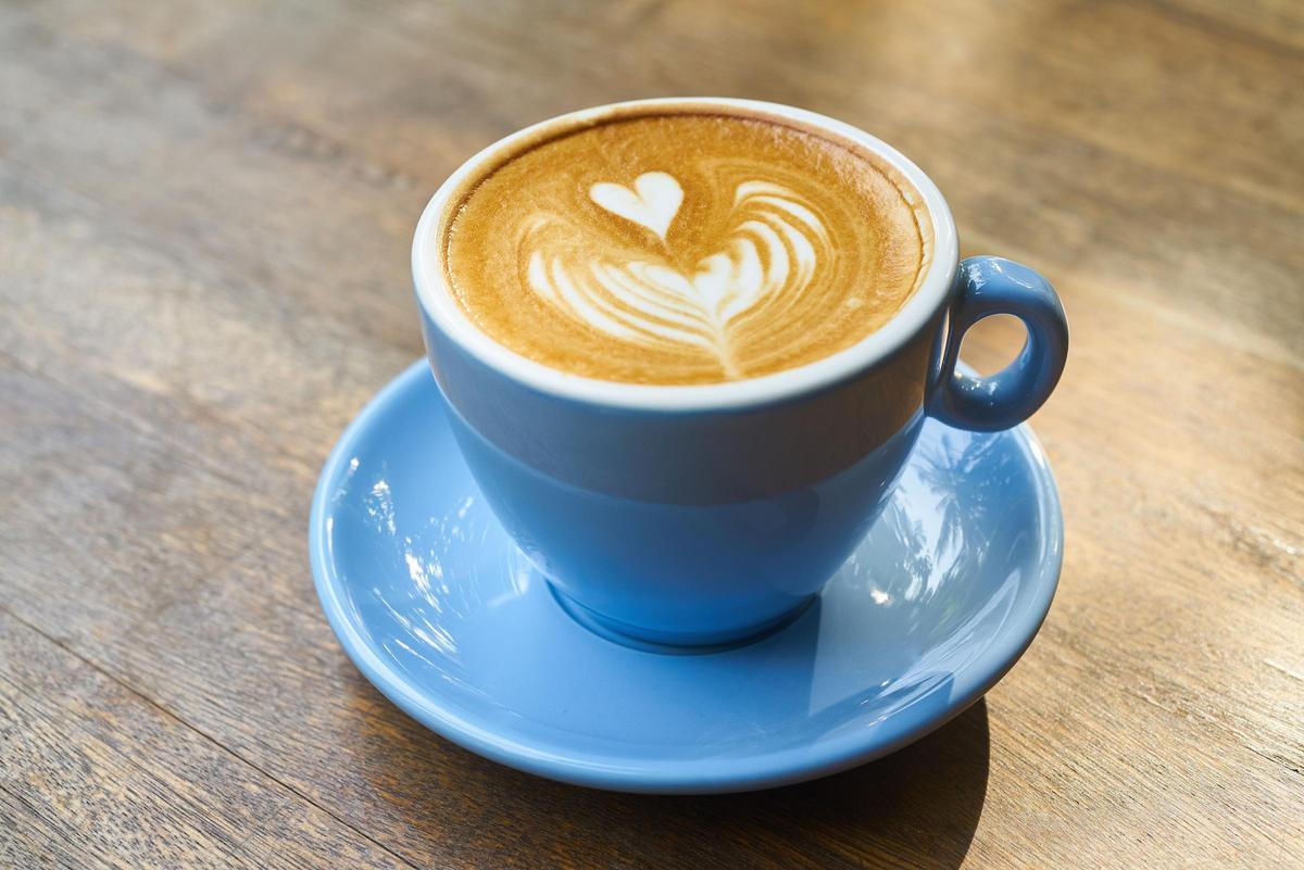 Los adultos pueden consumir hasta cinco tazas de café al dia