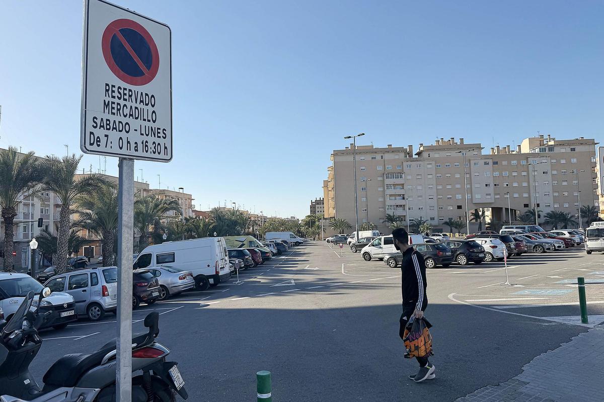 Señales sobre el parking de El Toscar que indican las horas en las que no se podrá estacionar por el mercadillo