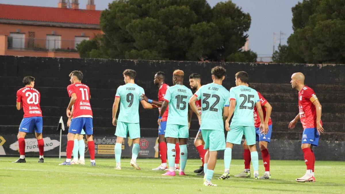 Acción de estrategia en el duelo entre el Tarazona y el Barcelona B