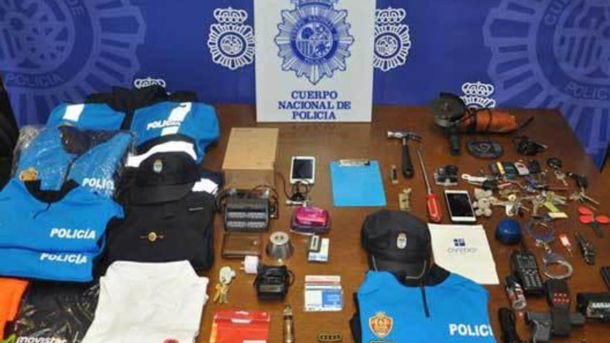 El material incautado tras la detención del &quot;policía ful&quot;.