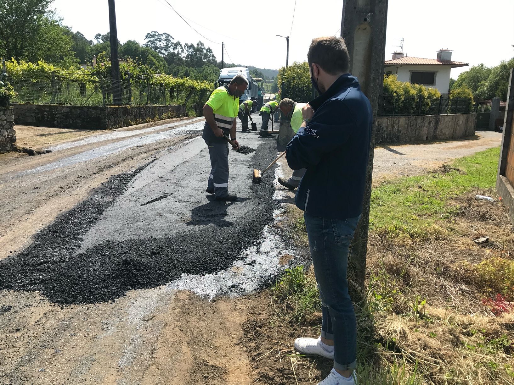 Iván Caamaño, supervisando obras de pavimentación de caminos .