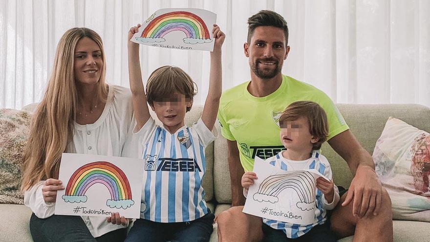 Adrián, con su familia, sumándose a la campaña #Yomequedoencasa.