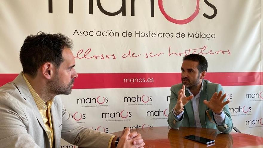 El concejal de Turismo, Jacobo Florido, y el presidente de Mahos, Javier Frutos, en una reunión