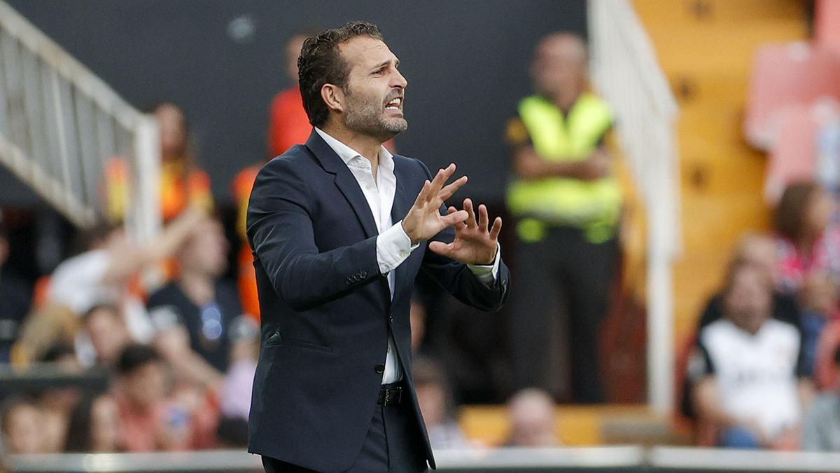 Rubén Baraja en el banquillo de Mestalla