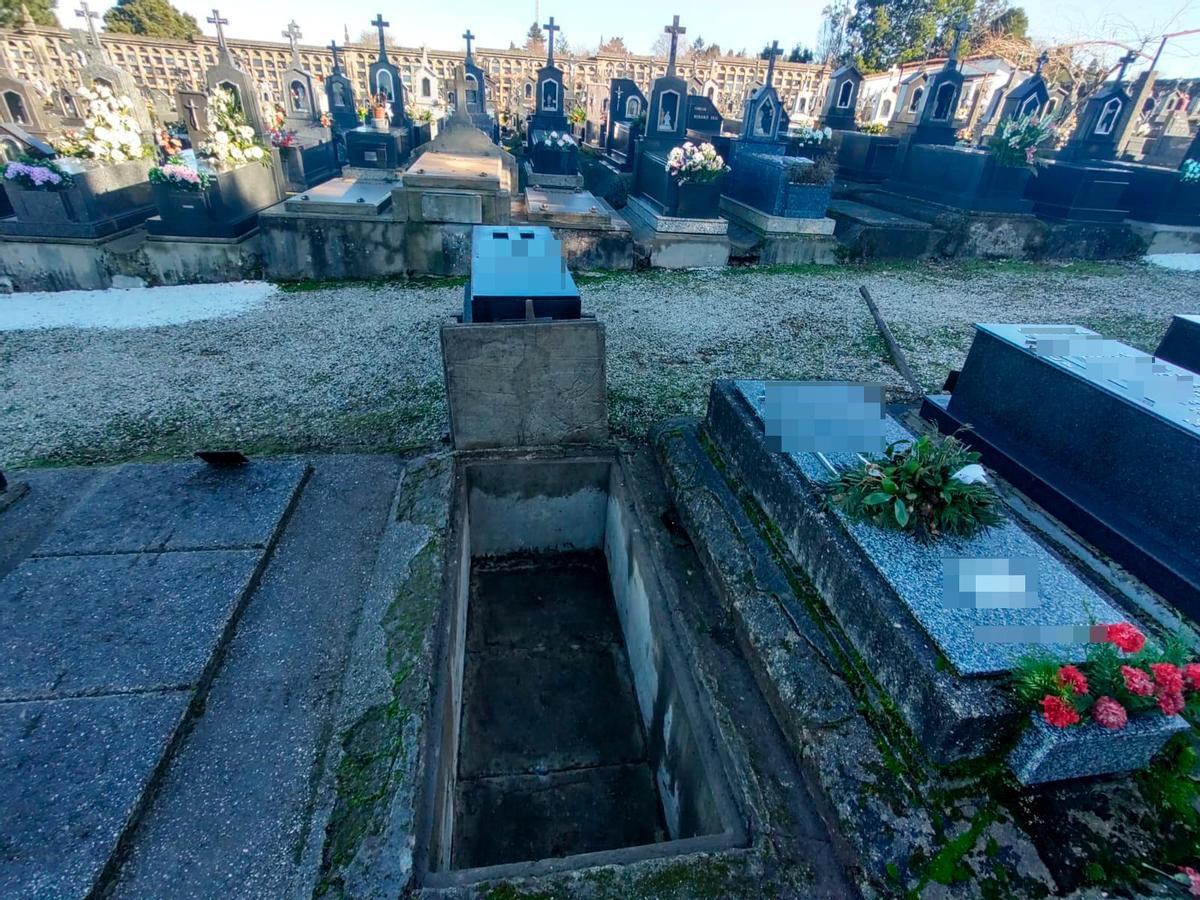 Operarios del cementerio de Boisaca, en Santiago, realizaron trabajos en las últimas horas para la apertura del panteón familiar de Rosario Porto, donde mañana recibirá sepultura su cuerpo. Foto: Fernando Blanco