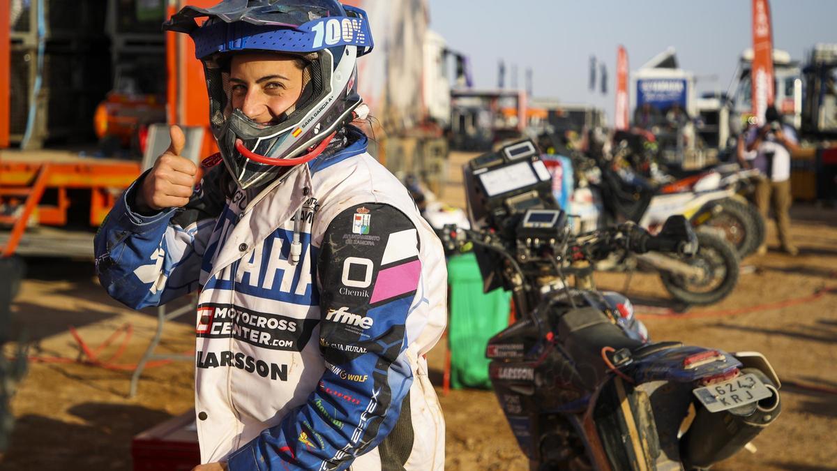 Sara García, satisfecha al término de una etapa del Dakar