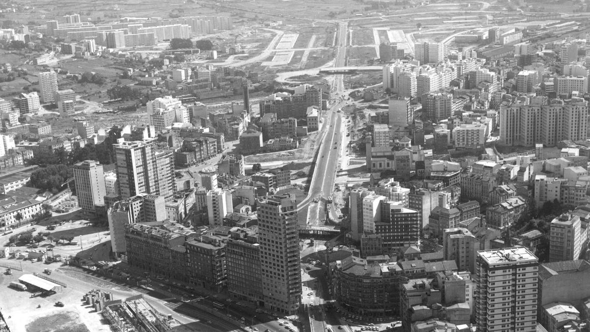 Avenida de Alfonso Molina a principios de 1970, con las obras de la prolongación a Linares Rivas en ejecución.