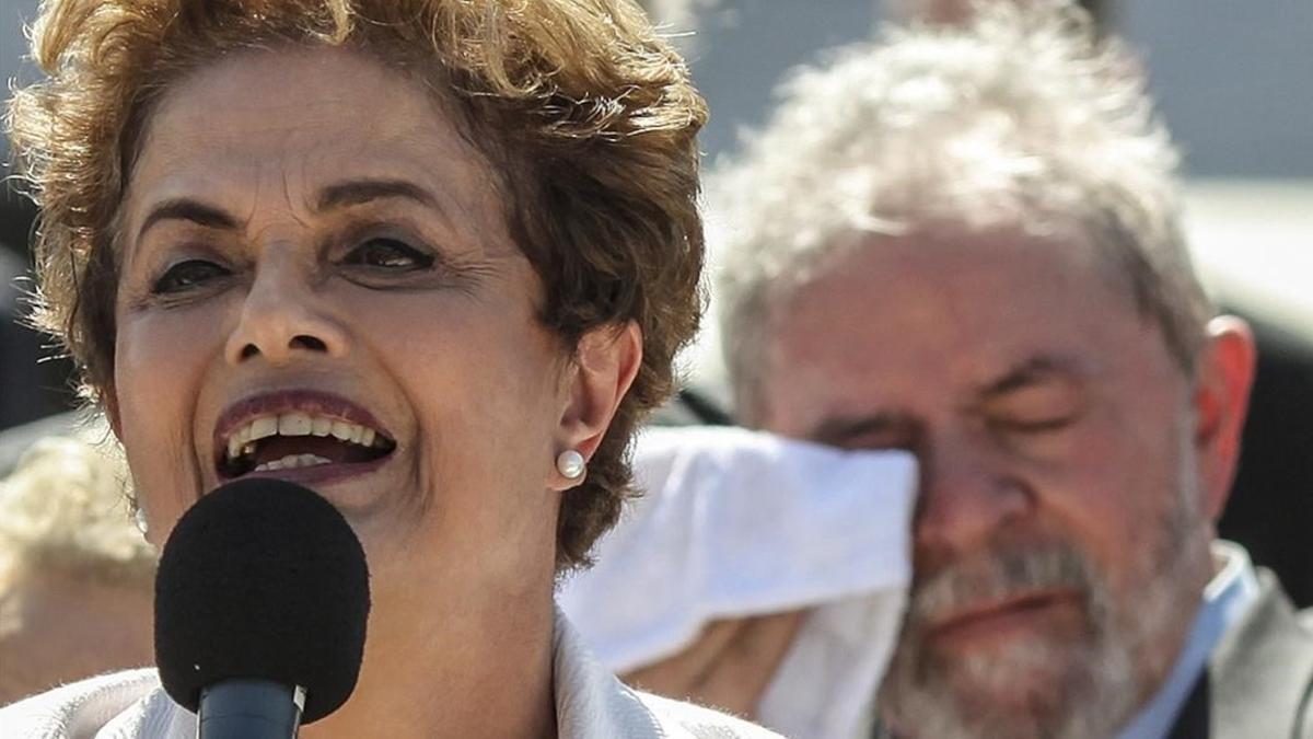 Rousseff se dirige a los brasileños, con Lula detrás.