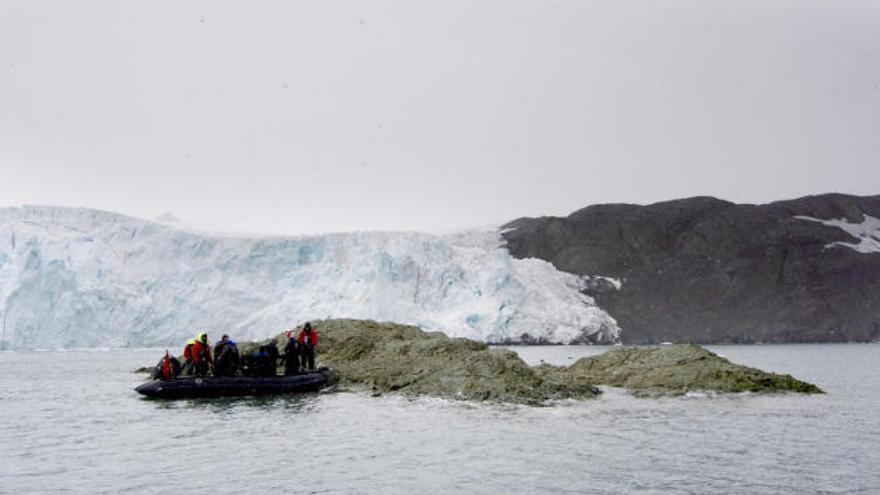 El islote en el que se inicia la inmersión está a 230 metros del glaciar. En 2009 aún estaba cubierto por el hielo.