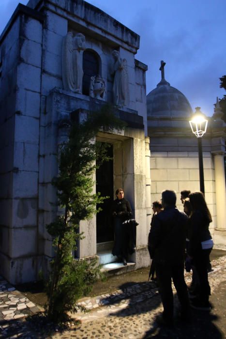 El grupo de teatro de Eduardo Nieto ofreció el pasado fin de semana 'Tiempo de misterio', una visita teatralizada al Cementerio de San Miguel