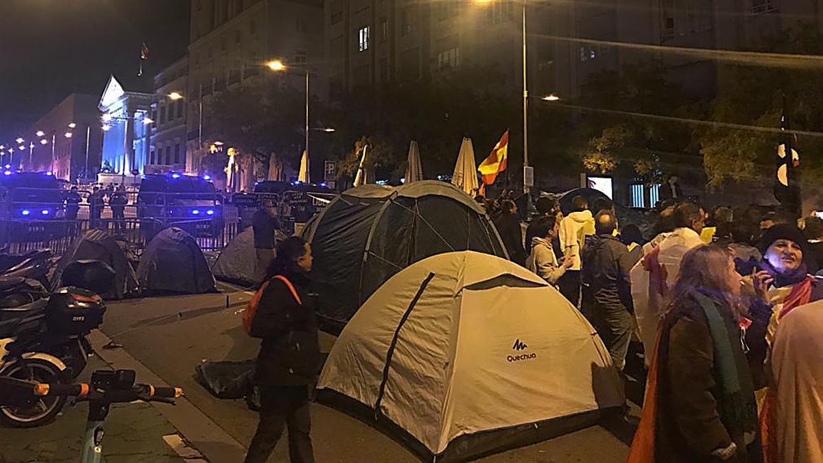 Novena noche de disturbios y manifestaciones en Madrid, cerca del Congreso