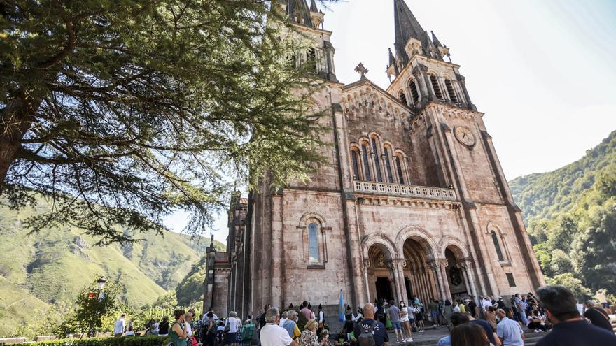 Covadonga se llena para celebrar el día de Asturias