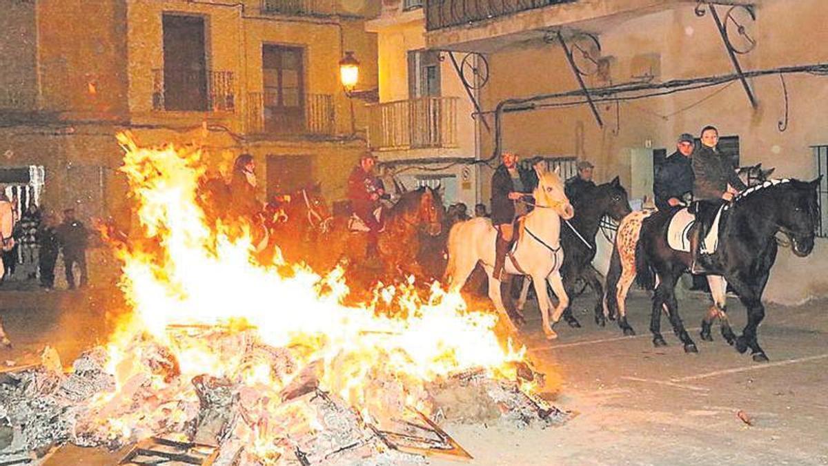 El fuego fue protagonista en las 53 hogueras repartidas por la población.