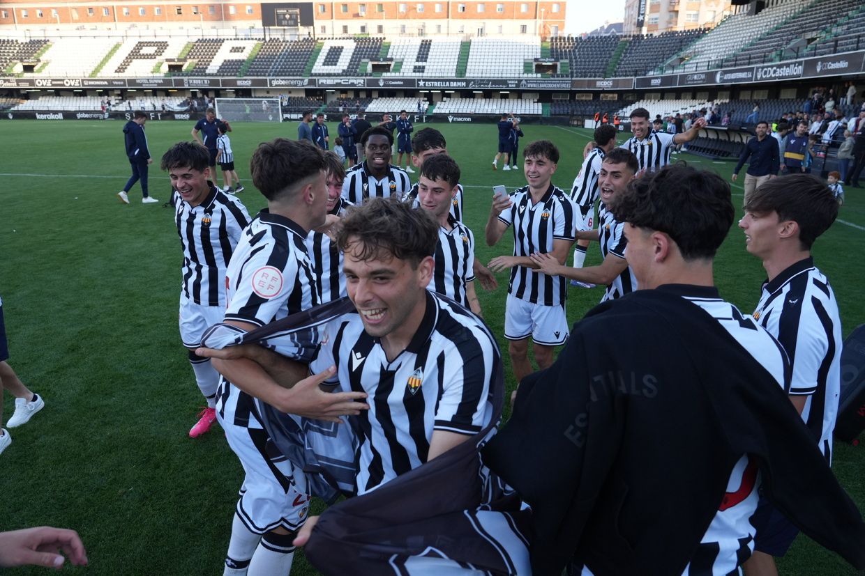 ¡Las mejores imágenes de la celebración del ascenso a Segunda Federación del Castellón B!