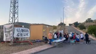 Vecinos de Encinares de Alcolea plantean alternativas a su corte de luz