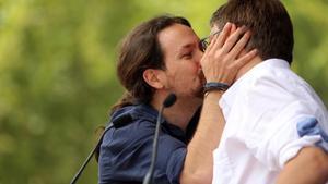 Pablo Iglesias besa a Xavier Domènech en un mitin en Arc del Triomf (Barcelona).
