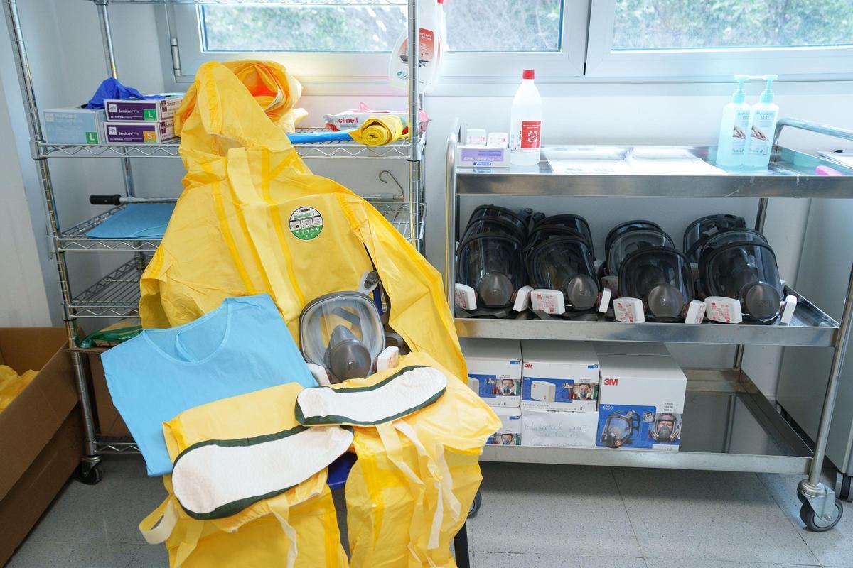 Equipos de protección individual preparados en la unidad de aislamiento del Hospital de La Candelaria.