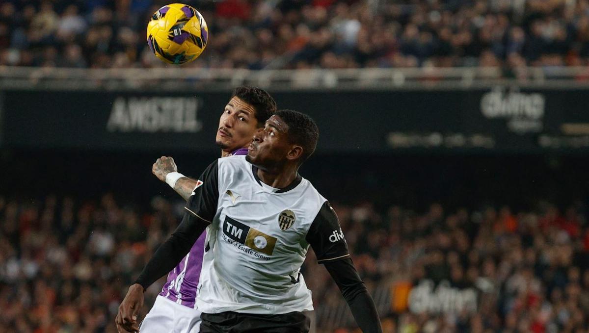 Mosquera pugna por el balón con Marcos André en la jornada 27 de la Liga