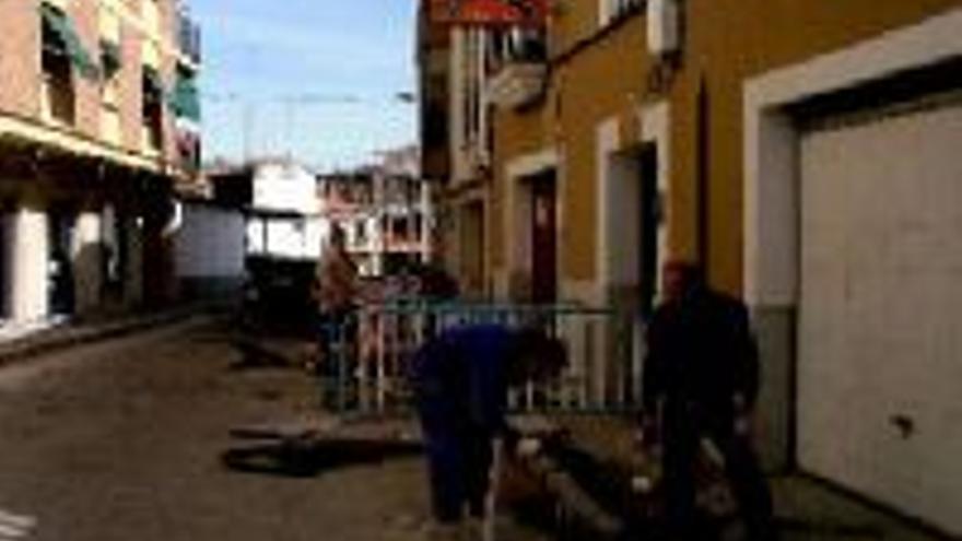 Un plan mejora los acerados de calles de Coria, Puebla y Rincón