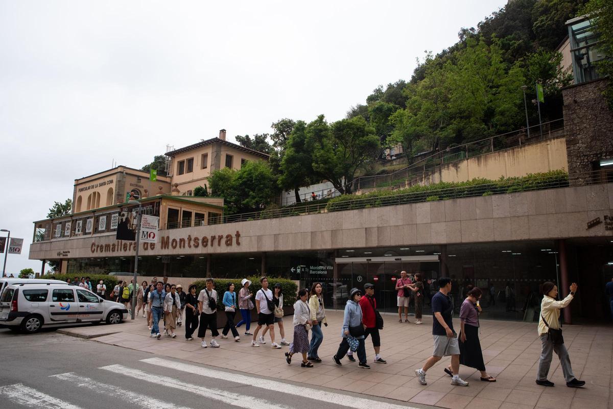 Turistes a Montserrat passant per davant de l'esatció del cremallera de la zona del monestir