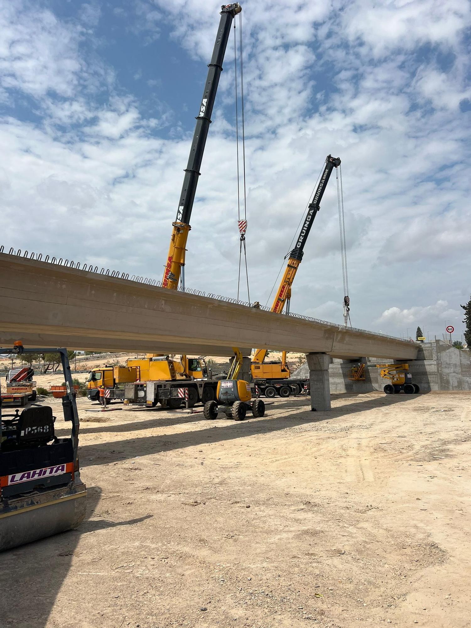 Ya faltal menos para completar el nuevo puente sobre la CV-95 en San Miguel de Salinas