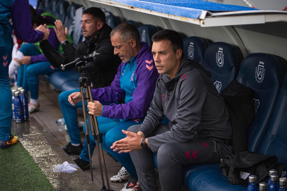 Yerai Martín, técnico del Costa Adeje, pensativo antes del inicio del encuentro ante el Athletic Club en el Heliodoro Rodríguez López.