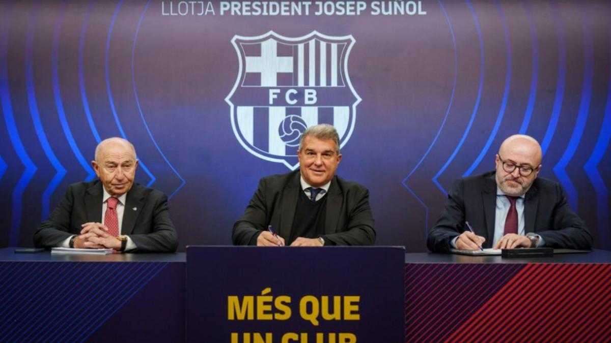 Joan Laporta firma el contrato del acuerdo con Limak