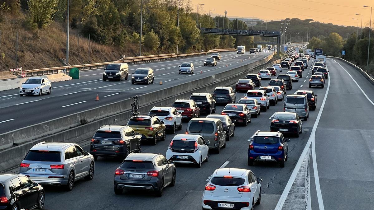 Retencions a l’AP-7 a la Roca del Vallès en l’operació tornada de Tots Sants