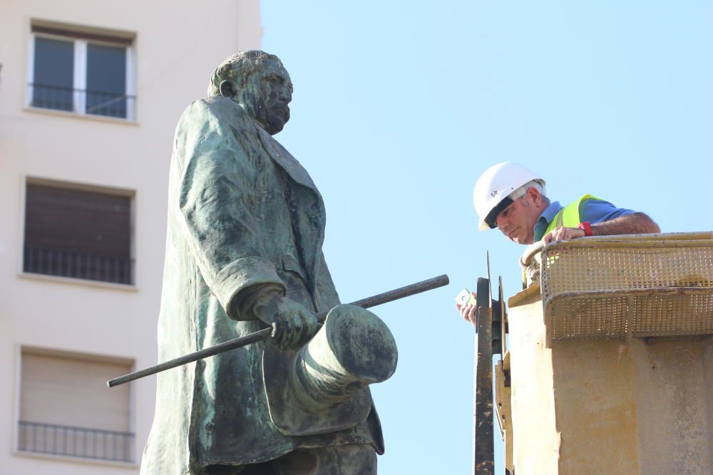 Desmontaje de la escultura 'Alegoría del Trabajo' del monumento de Larios.