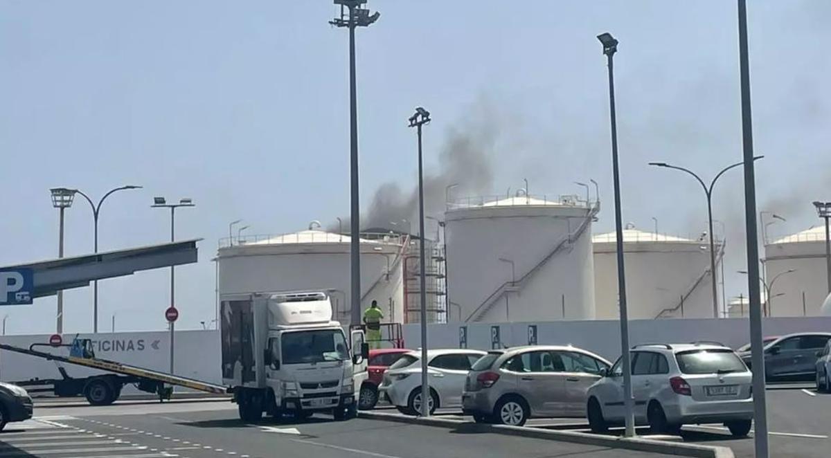 Humo en el polígono de Salinetas, en Telde, Gran Canaria