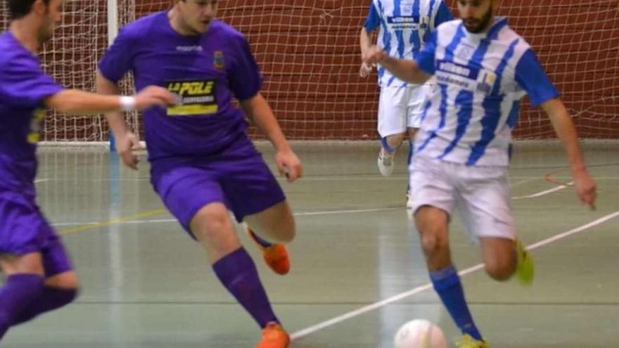 Jugada del encuentro de ayer del Atlético Benavente.