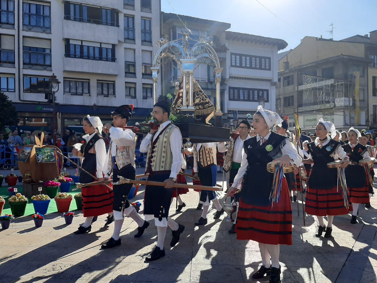 Villaviciosa ofrece el primer mosto a la Portalina: así ha sido el acto seguido de un desfile de carrozas