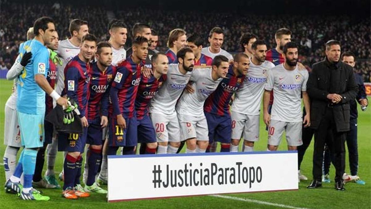 Los jugadores de Barça y Atlético en los prolegómenos del último partido de la Liga BBVA