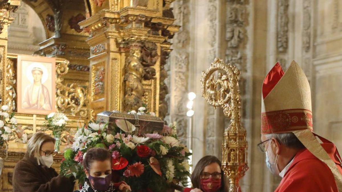 Arriba, aspecto que presentaba la Catedral durante la misa de ayer; en el detalle, la procesión con las reliquias al inicio de la celebración; y, abajo, Jesús Sanz Montes saluda a las cuatro mujeres que portaron las reliquias. | Cristina Velasco