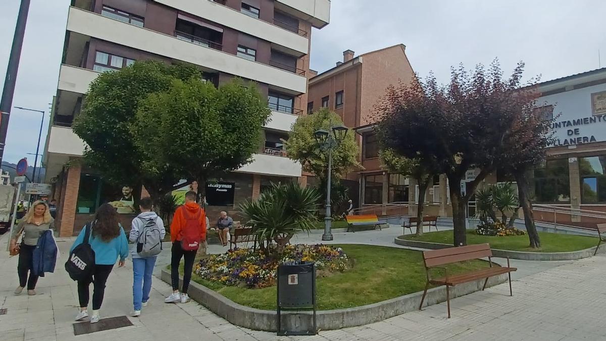 Varios estudiantes, con sus mochilas, pasando ante el Ayuntamiento de Llanera, en Posada, esta semana