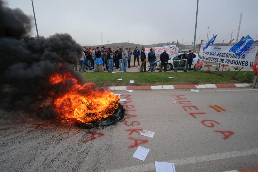 Protesta de los funcionarios de prisiones en la cárcel de Villena