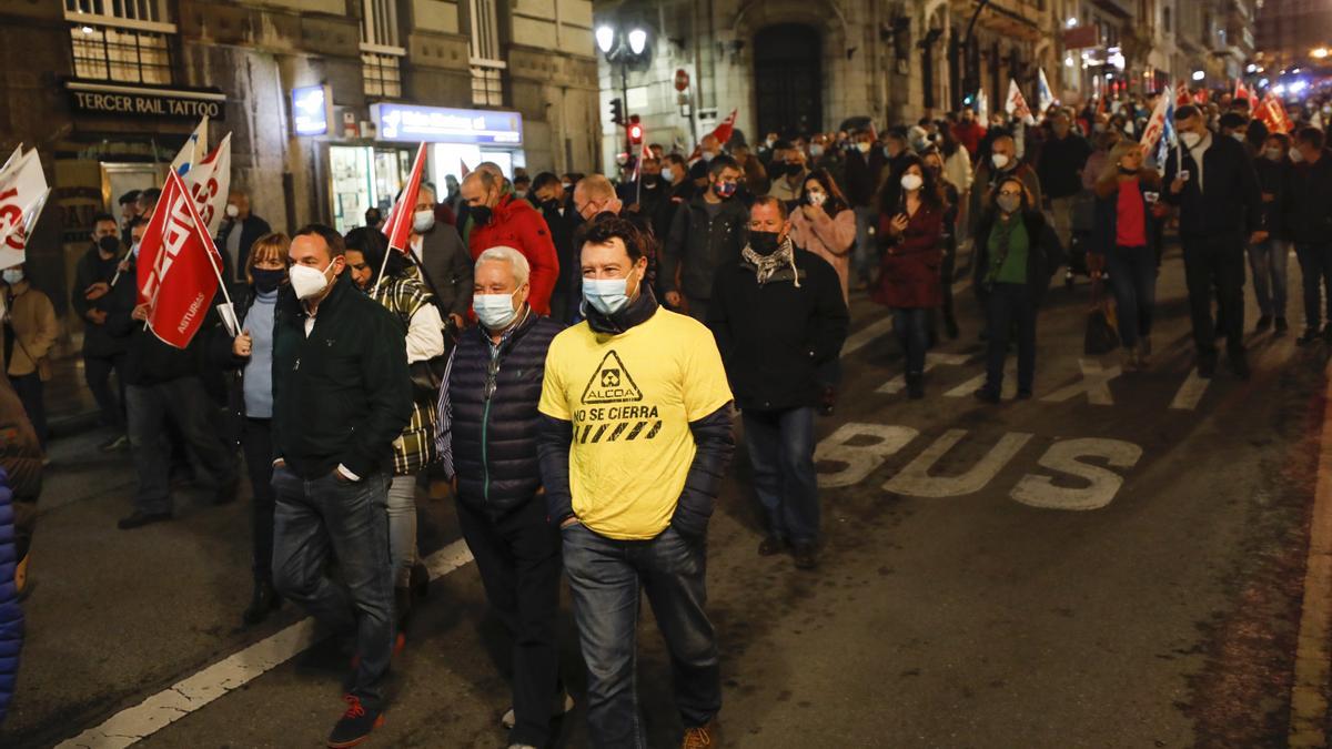 Centenares de personas salen a la calle en Oviedo al grito de "Alcoa no se cierra"