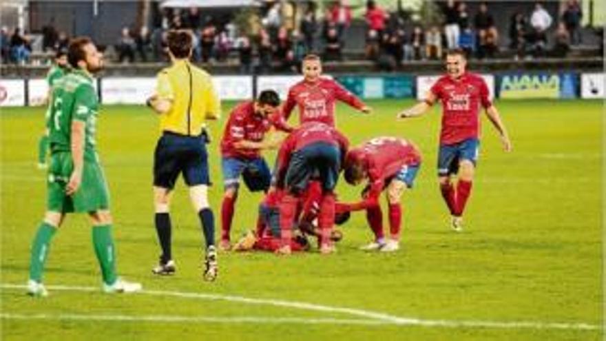 Els jugadors de l&#039;Olot celebren el segon gol del partit, obra de Djak Traoré.