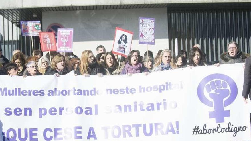 Protesta a las puertas del Hospital de A Coruña n Medio centenar de personas, convocadas por la Plataforma Galega polo Dereito ao Aborto, se concentraron ayer ante el Complexo Hospitalario Universitario de A Coruña para exigir el cumplimiento de los &quot;protocolos internacionales&quot; que garanticen un &quot;trato digno&quot; a las mujeres sometidas a abortos por causas médicas el Materno.