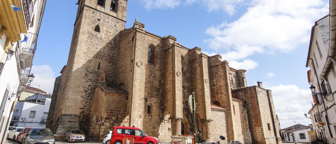 Contenedor en la fachada Este de la iglesia de Santiago.